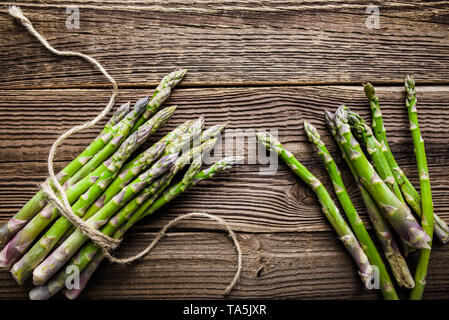Frische organische Spargel, grüne Gemüse auf Bauernmarkt, frisch geerntete Gemüse, Ansicht von oben Stockfoto