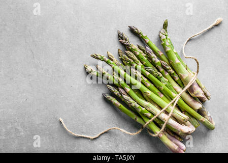Bündel frischer Spargel, grün Bio Gemüse frisch aus dem Garten geerntet Stockfoto