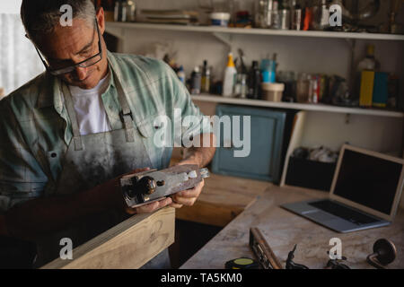 Reifen Tischler mit glatten Fläche auf Holzbrett in der Werkstatt Stockfoto