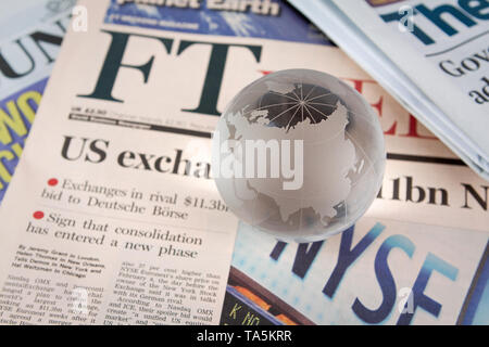 Die Financial Times Zeitung fotografiert mit einem Glas Kugel an der Spitze positioniert. Stockfoto