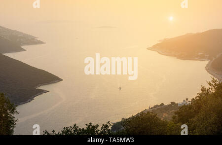 Blick auf Kas district, akcagerme Strand vom Hügel bei Sonnenuntergang Stockfoto