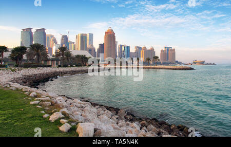 Katar - Doha City Skyline mit Blick aufs Meer Stockfoto