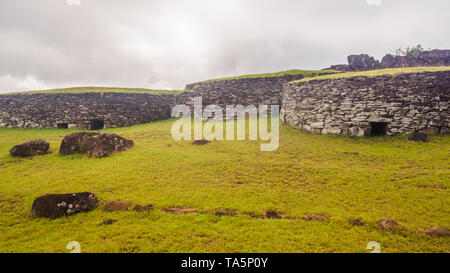 Zeremonielle Stadt Orongo auf dem Vulkan Rano Kao auf der Osterinsel. Rapa Nui Kultur Chile Stockfoto