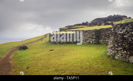 Zeremonielle Stadt Orongo auf dem Vulkan Rano Kao auf der Osterinsel. Rapa Nui Kultur Chile Stockfoto