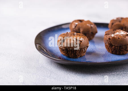 Köstliche Dessert mit einem verschwommenen Hintergrund. Mafins auf der Platte Stockfoto
