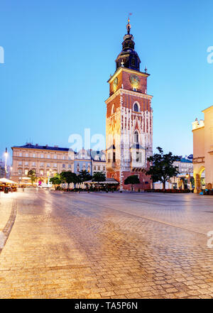 Die Tuchhallen und Rathausturm auf dem Hauptplatz von Krakau, Polen. Stockfoto