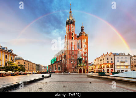 Die Basilika St. Maria im Marktplatz von Krakau mit Regenbogen Stockfoto