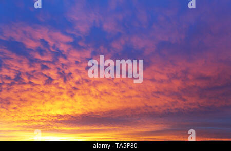 Himmel mit dramatischer Sonnenaufgang Stockfoto
