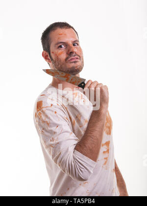 Eine blutige Szene mit einem Mann und einem Blut - abgedeckt Messer in seiner Hand auf weißem Hintergrund. Gewalt und Halloween Konzept. Stockfoto