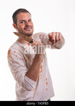 Eine blutige Szene mit einem Mann und einem Blut - abgedeckt Messer in seiner Hand auf weißem Hintergrund. Gewalt und Halloween Konzept. Stockfoto