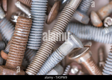 Metall Schrauben mit unterschiedlichen Durchmessern, neue und alte, in enger verwendet Stockfoto