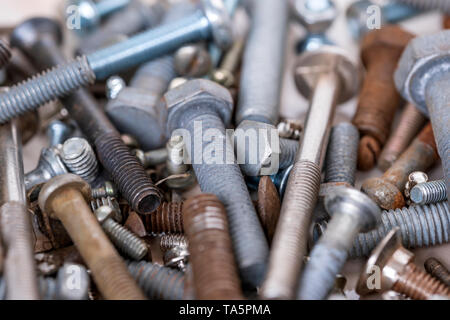 Metall Schrauben mit unterschiedlichen Durchmessern, neue und alte, in enger verwendet Stockfoto