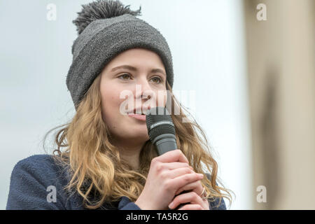 29.03.2019, Berlin, Berlin, Deutschland - Klimaschutz Aktivist Luisa Neubauer spricht an der FridaysForFuture Demonstration am Brandenbur Stockfoto