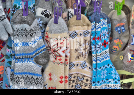 Handgewebte wolle und die Socken hängen an einer Wäscheleine auf wäscheklammern close-up Stockfoto