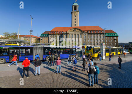 Bushaltestelle, Altstadt Stadtbewohner ring, Rathaus Spandau, Carl Schurz Straße, Spandau, Berlin, Deutschland, Bushaltestelle, Altstädter Ring, Rathaus Spandau, Auto Stockfoto