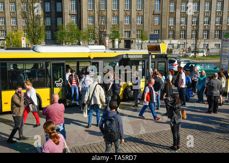 Bushaltestelle, Altstadt Stadtbewohner ring, Spandau, Berlin, Deutschland, Bushaltestelle, Altstädter Ring, Deutschland Stockfoto