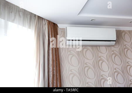 Klimaanlage an der Wand in den Raum in der Wohnung, ausgeschaltet. Interieur in ruhigen beige Töne Stockfoto