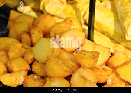 Pommes frites Kartoffeln in warmem Öl zubereitet auf dem Teller Nahaufnahme Stockfoto