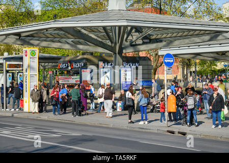 Bushaltestelle, Altstadt Stadtbewohner ring, Spandau, Berlin, Deutschland, Bushaltestelle, Altstädter Ring, Deutschland Stockfoto