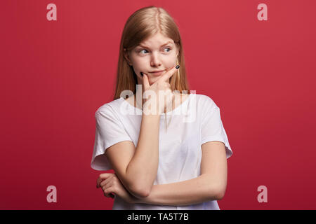 Unglücklich, traurig, Frau, die ihre Probleme lösen Rätsel. gut aussehenden Studentin, die schwierige Wahl. Bis schließen Foto Stockfoto