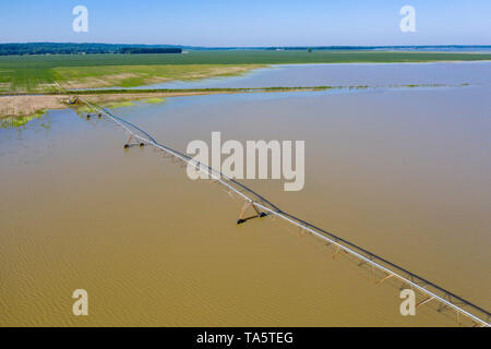 Yazoo City, Mississippi - ein Zentrum - pivot Bewässerungssystem auf einem überfluteten Bauernhof im Mississippi Delta. Schwere Feder Niederschlag hat auf die weit verbreitete Flo-led Stockfoto