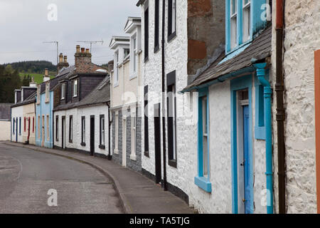 Eine Reihe von typischen Reihenhaus Cottages mit farbigen Lackierung in Moffat Schottland Stockfoto