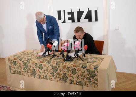 Wien, Österreich. 22. Mai 2019 Pressekonferenz mit Abgeordneten des Parlaments Wolfgang Zinngl und Bruno Rossmann von der Liste Now (Liste JETZT) im Parlamentsclub Löwelstrasse 12. Das Bild zeigt Bruno Rossmann (L) und Wolfgang Zinggl (R) aus der Liste Now. Franz Perc/Alamy Live News Stockfoto