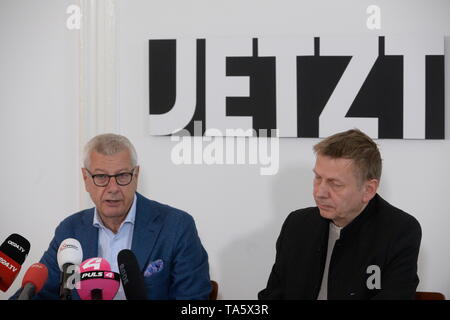 Wien, Österreich. 22. Mai 2019 Pressekonferenz mit Abgeordneten des Parlaments Wolfgang Zinngl und Bruno Rossmann von der Liste Now (Liste JETZT) im Parlamentsclub Löwelstrasse 12. Das Bild zeigt Bruno Rossmann (L) und Wolfgang Zinggl (R) aus der Liste Now. Franz Perc/Alamy Live News Stockfoto