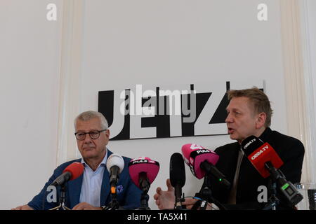 Wien, Österreich. 22. Mai 2019 Pressekonferenz mit Abgeordneten des Parlaments Wolfgang Zinngl und Bruno Rossmann von der Liste Now (Liste JETZT) im Parlamentsclub Löwelstrasse 12. Das Bild zeigt Bruno Rossmann (L) und Wolfgang Zinggl (R) aus der Liste Now. Franz Perc/Alamy Live News Stockfoto