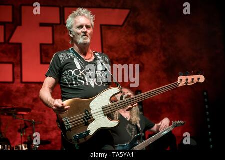 Berlin, Deutschland. 21 Mai, 2019. 21.05.2019, British Rock Sänger und Bassist der Glam Rock Band The Sweet Pete Lincoln auf der Bühne NOCH DIE ROCK-Tour 2019 in der Columbiahalle in Berlin leben. | Verwendung der weltweiten Kredit: dpa/Alamy leben Nachrichten Stockfoto