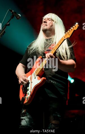 Berlin, Deutschland. 21 Mai, 2019. 21.05.2019, British rock Gitarrist und Mitbegründer der Glam Rock Band The Sweet Andy Scott live auf der Bühne des ERHIELT NOCH DEN ROCK Tour 2019 in der Columbiahalle in Berlin. | Verwendung der weltweiten Kredit: dpa/Alamy leben Nachrichten Stockfoto