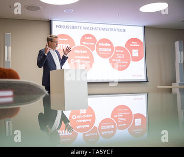 Hamburg, Deutschland. 22. Mai, 2019. Alexander Birken, Vorsitzender des Vorstands der Otto Group, spricht auf der Bilanzpressekonferenz. Die Hamburger Handels- und Dienstleistungskonzern Otto Group hat ihre Bilanz für das Geschäftsjahr 2018/19. Credit: Christian Charisius/dpa/Alamy leben Nachrichten Stockfoto