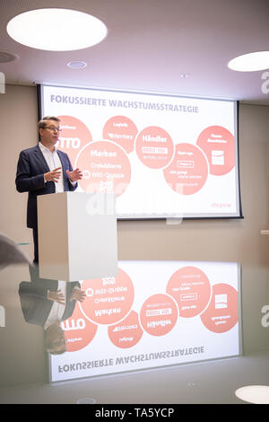 Hamburg, Deutschland. 22. Mai, 2019. Alexander Birken, Vorsitzender des Vorstands der Otto Group, spricht auf der Bilanzpressekonferenz. Die Hamburger Handels- und Dienstleistungskonzern Otto Group hat ihre Bilanz für das Geschäftsjahr 2018/19. Credit: Christian Charisius/dpa/Alamy leben Nachrichten Stockfoto