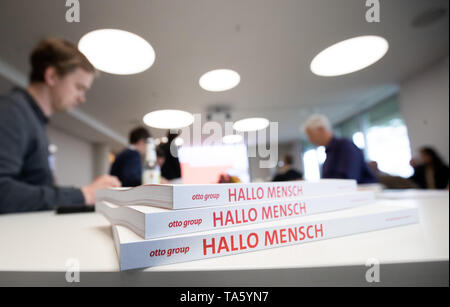 Hamburg, Deutschland. 22. Mai, 2019. Abbildung - Geschäftsbericht der Otto Group ist auf einem Tisch vor der Bilanzpressekonferenz. Die Hamburger Handels- und Dienstleistungskonzern Otto Group seine Bilanz für das Geschäftsjahr 2018/19 am Mittwoch vorgestellt. Credit: Christian Charisius/dpa/Alamy leben Nachrichten Stockfoto