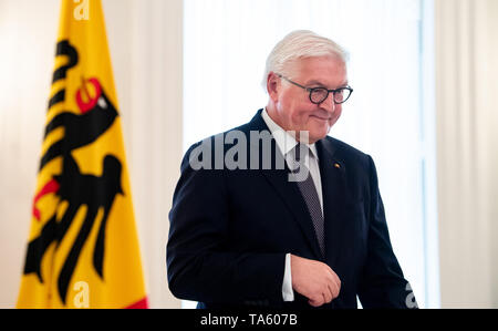 Berlin, Deutschland. 22. Mai, 2019. Bundespräsident Dr. Frank-Walter Steinmeier wird seinen Sitz in einer Matinee am 70. Jahrestag des Grundgesetzes im Schloss Bellevue. Während der Veranstaltung, der Präsident der Bundesrepublik Deutschland den Verdienstorden der Bundesrepublik Deutschland an 16 Frauen und Männer - einer Person pro Bundesland - für ihr herausragendes Engagement in der politischen Bildung und in der Vermittlung der Werte des Grundgesetzes. Quelle: Bernd von Jutrczenka/dpa/Alamy leben Nachrichten Stockfoto