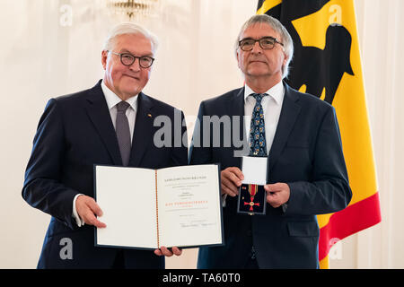 Berlin, Deutschland. 22. Mai, 2019. Bundespräsident Dr. Frank-Walter Steinmeier stellt Christof Pies von Kastellaun (Rheinland-Pfalz) mit dem Verdienstorden der Bundesrepublik Deutschland im Schloss Bellevue. Im Rahmen einer Matinee zum 70. Jahrestag des Grundgesetzes, den Bundespräsidenten zu kennzeichnen, die den Verdienstorden der Bundesrepublik Deutschland an 16 Frauen und Männer - einer Person pro Bundesland - für ihr herausragendes Engagement für politische Bildung und in der Vermittlung der Werte des Grundgesetzes. Quelle: Bernd von Jutrczenka/dpa/Alamy leben Nachrichten Stockfoto