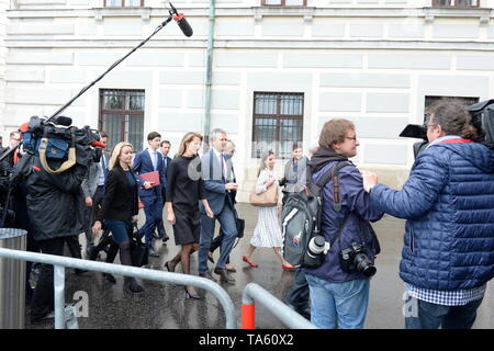 Wien, Österreich. 22. Mai 2019. Die neuen und alten Bundesminister auf dem Weg zur Hofburg, die vom österreichischen Bundespräsidenten verurteilt werden. Das Bild zeigt sich in der Menge Minister Hartwig Löger (R) und Valerie Hackl (L). Kredit: Franz Perc/Alamy Live News Stockfoto