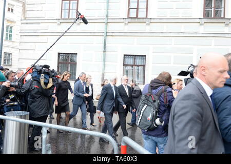 Wien, Österreich. 22. Mai, 2019. Die neuen und alten Bundes Minister auf dem Weg in die Hofburg durch den Österreichischen Bundespräsidenten verurteilt werden. Bild zeigt in der Menge Minister Hartwig Löger, Walter Pöltner, Valerie Hackl und Eckard Ratz. Quelle: Franz Perc/Alamy leben Nachrichten Stockfoto