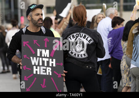 Mai 21, 2019 - Los Angeles, CA, Vereinigte Staaten - Ein Aktivist gesehen Holding eine Plakette, die besagt, dass ich mit ihr während des Protestes bin.. Frauenrechtlerinnen gegen Einschränkungen der Abtreibungen nach Alabama die restriktivste Abtreibung verbietet in den USA bestanden protestiert. Ähnliche Stop die Verbote Aktionstag für das Recht auf Schwangerschaftsabbruch Kundgebungen im ganzen Land abgehalten wurden. (Bild: © RONEN Tivony/SOPA Bilder über ZUMA Draht) Stockfoto