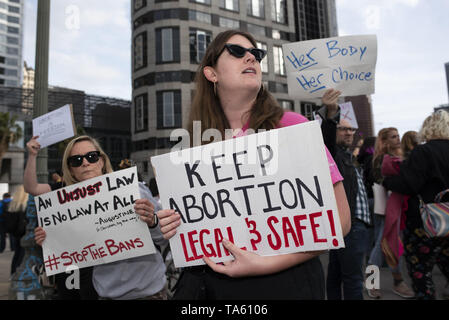 Mai 21, 2019 - Los Angeles, CA, United States - Aktivisten werden gesehen, Plakate während des Protestes.. Frauenrechtlerinnen gegen Einschränkungen der Abtreibungen nach Alabama die restriktivste Abtreibung verbietet in den USA bestanden protestiert. Ähnliche Stop die Verbote Aktionstag für das Recht auf Schwangerschaftsabbruch Kundgebungen im ganzen Land abgehalten wurden. (Bild: © RONEN Tivony/SOPA Bilder über ZUMA Draht) Stockfoto