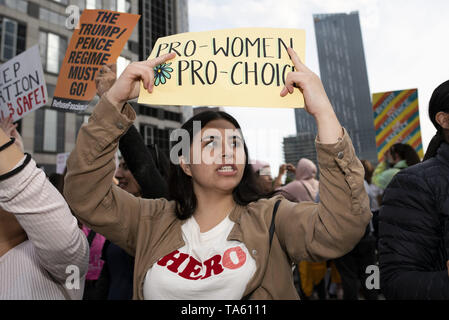 Mai 21, 2019 - Los Angeles, CA, Vereinigte Staaten - Ein Aktivist gesehen Holding eine Plakette, die besagt, dass Pro Frauen pro Wahl während des Protestes.. Frauenrechtlerinnen protestierten gegen Einschränkungen der Abtreibungen nach Alabama die restriktivste Abtreibung verbietet in den USA weitergegeben. Ähnliche Stop die Verbote Aktionstag für das Recht auf Schwangerschaftsabbruch Kundgebungen im ganzen Land abgehalten wurden. (Bild: © RONEN Tivony/SOPA Bilder über ZUMA Draht) Stockfoto