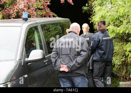 Hamburg, Deutschland. 22. Mai, 2019. Forensische Wissenschaftler gehen in ein Haus, wo ein Mann vor dem Schuß war. Bei einem Polizeieinsatz in Hamburg-Hausbruch, wurde ein Mann von Beamten erschossen. Der Mann zuvor eine Frau und ihr Kind in einer Wohnung bedroht hatte, eine Polizeisprecherin sagte. Credit: Bodo Marks/dpa/Alamy leben Nachrichten Stockfoto