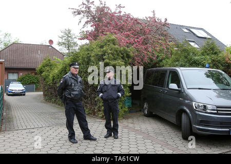 Hamburg, Deutschland. 22. Mai, 2019. Polizisten stehen vor einem Haus, in dem ein Mann vor dem Schuß war. Bei einem Polizeieinsatz in Hamburg-Hausbruch, wurde ein Mann von Beamten erschossen. Der Mann zuvor eine Frau und ihr Kind in einer Wohnung bedroht hatte, eine Polizeisprecherin sagte. Credit: Bodo Marks/dpa/Alamy leben Nachrichten Stockfoto