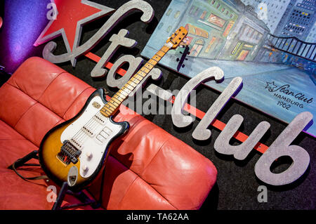 Hamburg, Deutschland. 22. Mai, 2019. George Harrison "Futurama" Gitarre ist auf Anzeige auf einer Couch im Hamburger' Nr. 1 Guitar Center' vor der Auktion in London. Die Beatles Mitglied spielte diese Gitarre während seiner legendären Gastspiele der Band in Hamburg. Es wird geschätzt im Wert von bis zu 300 000 GBP (ca. 343 000) und wird in London am 12. Juni versteigert werden. Quelle: Axel Heimken/dpa/Alamy leben Nachrichten Stockfoto