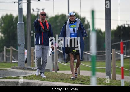 Lee Valley White Water Centre, Hertfordshire, Großbritannien. 22. Mai, 2019. David Florenz (C1M, drei - Zeit Olympia-zweite, drei Weltmeister) und seinem Trainer Umfrage den Kurs. Kanuslalom Media Day. Lee Valley White Water entfernt. Hertfordshire. UK. 22.05.2019. Credit: Sport in Bildern/Alamy leben Nachrichten Stockfoto