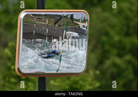 Lee Valley White Water Centre, Hertfordshire, Großbritannien. 22. Mai, 2019. David Florenz (C1M, drei - Zeit Olympia-zweite, drei Weltmeister) ist im Spiegel reflecyed an der Seite des Kurses. Kanuslalom Media Day. Lee Valley White Water entfernt. Hertfordshire. UK. 22.05.2019. Credit: Sport in Bildern/Alamy leben Nachrichten Stockfoto