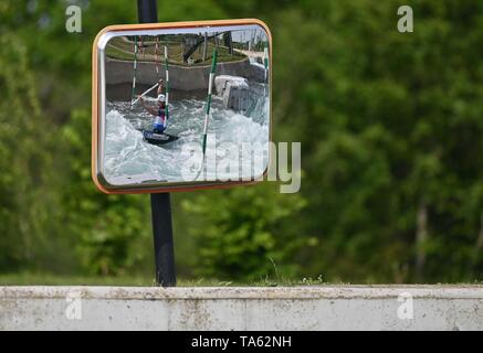 Lee Valley White Water Centre, Hertfordshire, Großbritannien. 22. Mai, 2019. David Florenz (C1M, drei - Zeit Olympia-zweite, drei Weltmeister) ist im Spiegel reflecyed an der Seite des Kurses. Kanuslalom Media Day. Lee Valley White Water entfernt. Hertfordshire. UK. 22.05.2019. Credit: Sport in Bildern/Alamy leben Nachrichten Stockfoto