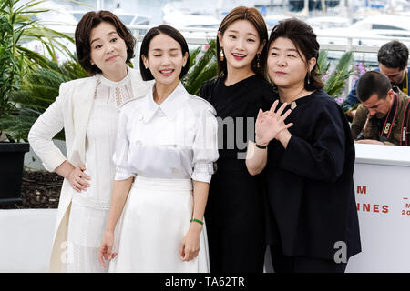 Cannes, Frankreich. 22. Mai, 2019. Bei einem Fotoshooting für Parasiten am Mittwoch, den 22. Mai 2019 auf dem 72. Festival de Cannes, Palais des Festivals, Cannes werfen. Im Bild: Bong Joon-Ho, Song Kang-ho, Lee Sun-Eun, Cho Yeo-jeong, Choi Woo-shik, Chang Hyae-Jin, Park So-dam. Bild von der Credit: Julie Edwards/Alamy leben Nachrichten Stockfoto