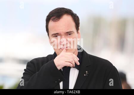 Cannes, Frankreich. 22. Mai, 2019. Regisseur Quentin Tarantino stellt bei einem Fotoshooting für "Once Upon a Time in Hollywood" während des 72. Filmfestival in Cannes Cannes, Frankreich, 22. Mai 2019. "Once Upon a Time in Hollywood" konkurrieren um die Palme d'Or mit 20 anderen Filmen. Credit: Gao Jing/Xinhua/Alamy leben Nachrichten Stockfoto