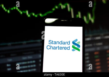 Brasilien. 21 Mai, 2019. In diesem Foto Illustration der Standard Chartered logo gesehen wird auf dem Smartphone angezeigt. Credit: Rafael Henrique/SOPA Images/ZUMA Draht/Alamy leben Nachrichten Stockfoto